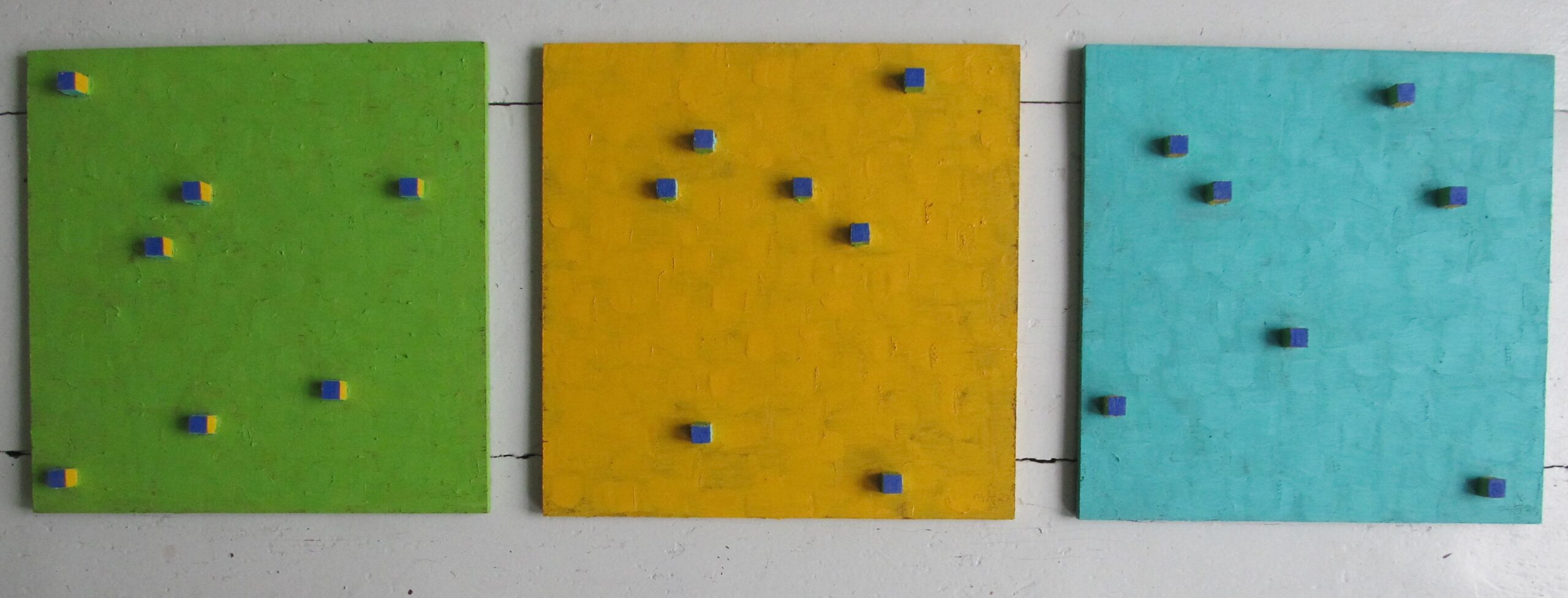 Drieluik met kubusjes, 2004 - olieverf op paneel, 30 x 30 cm (x3); kubusjes 1 x 1 cm