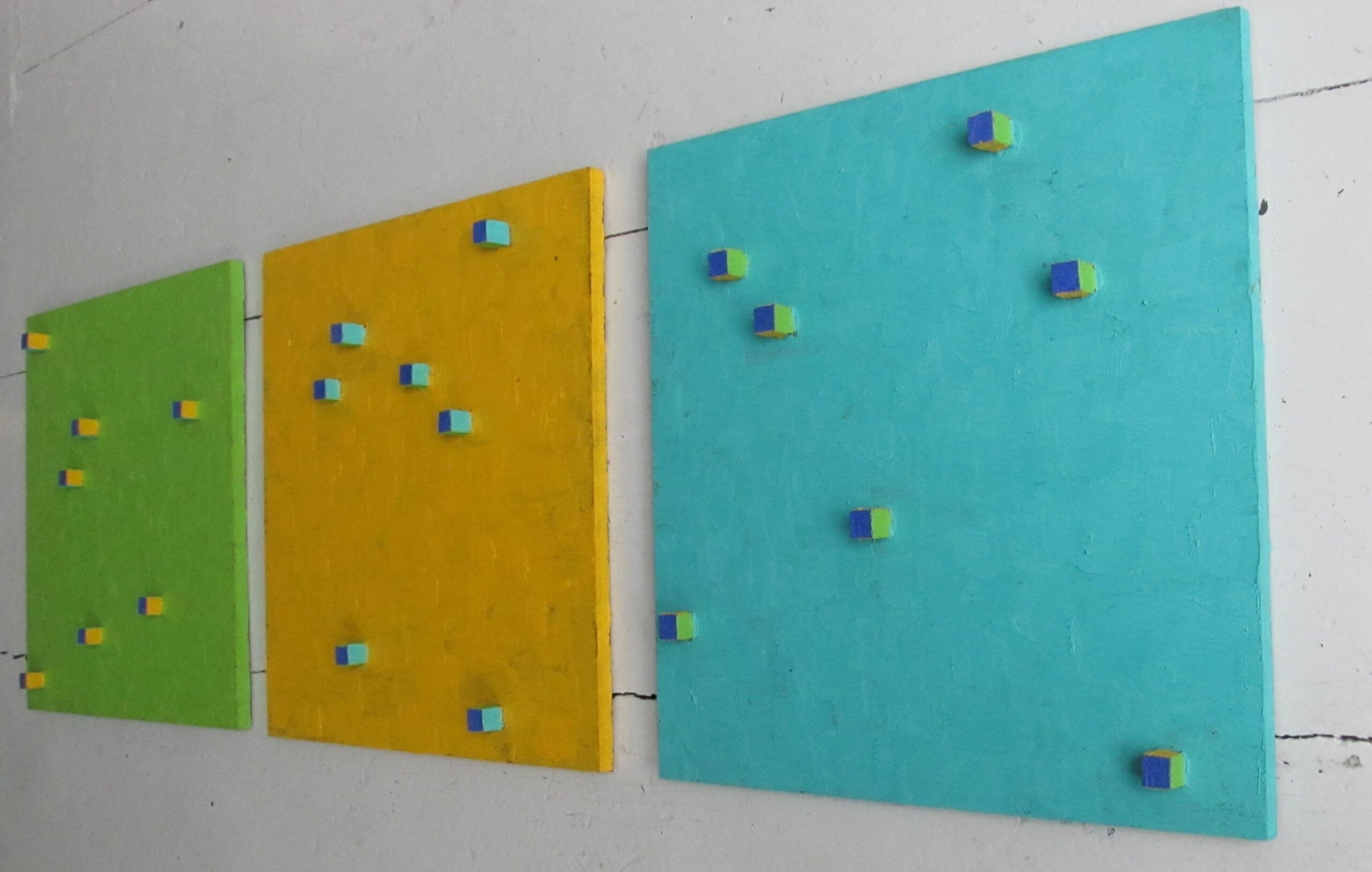 Drieluik met kubusjes, 2004 - olieverf op paneel, 30 x 30 cm (x3); kubusjes 1 x 1 cm
